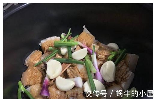 内胆|懒人版红烧肉,不炒糖色,锅里一煮,软烂入味,鲜香红亮!