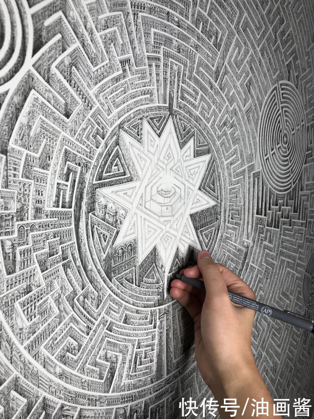 作品$这幅素描耗时1年半,画完后直接“封神”,网友:眼睛都看不过来