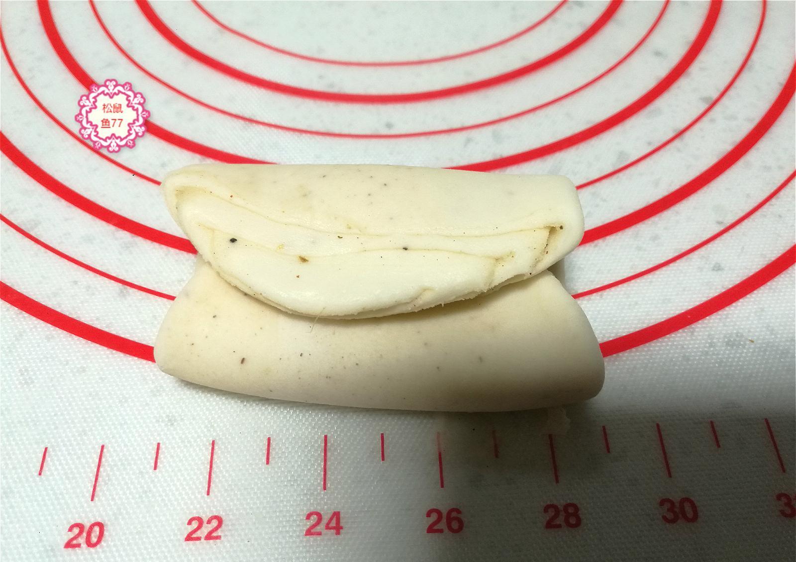 薄薄的皮儿脆脆的壳儿，一捏就碎一碰就掉渣，这个烧饼真香！