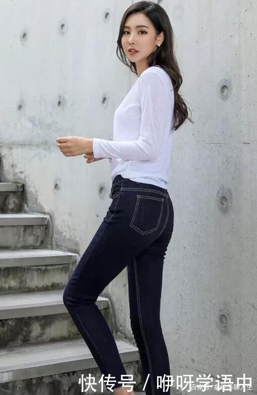 十分流行的紧身牛仔裤,简简单单,展现出女性优雅迷人的一面