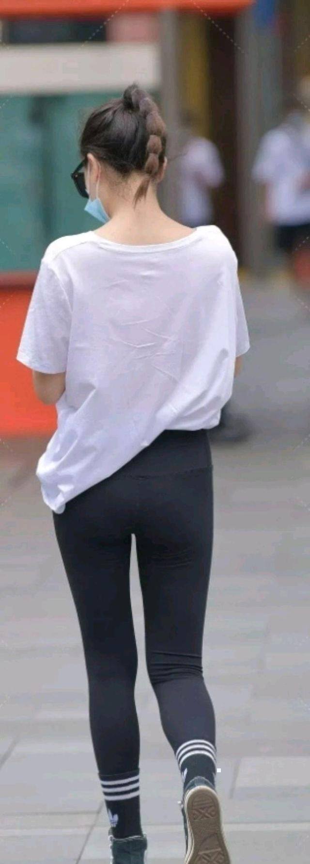 精致 打底裤穿搭凭颜色和质感让你脱颖而出,选择合身的裙型,清新可人