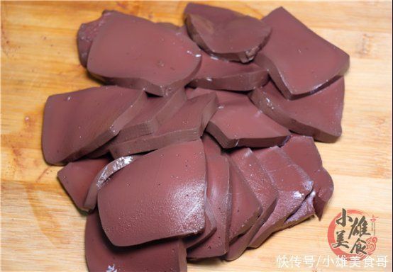 铲子|炒猪血时，马上下锅就错了！牢记这一招，猪血嫩滑无腥味