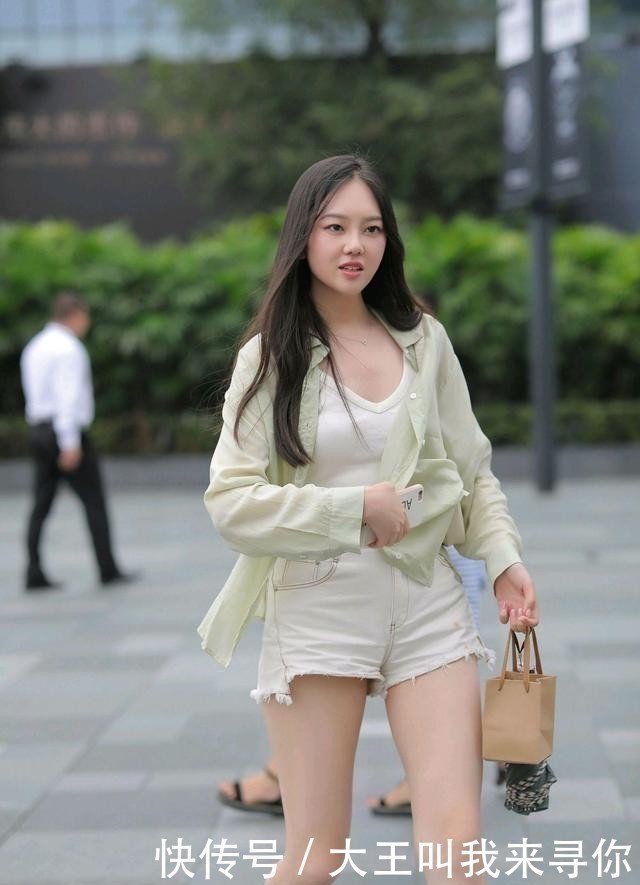 牛仔短裤|时尚穿搭:浅绿色衬衫,搭配牛仔短裤,凸显清爽的效果