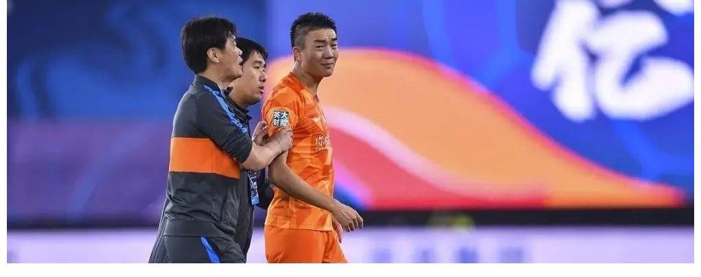 戴琳|山东泰山争冠海报引争议，无视球队功勋，本人给出回应！