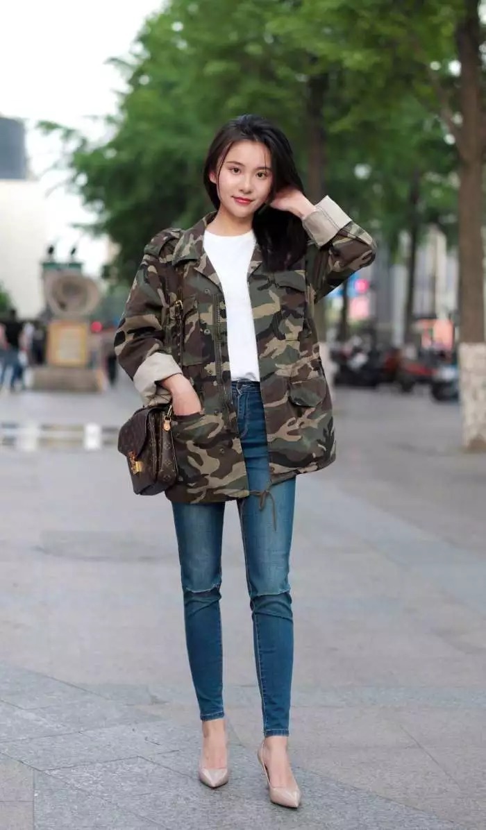 简约|街拍时尚:高跟鞋简约搭配,也能够让女性显得韵味十足