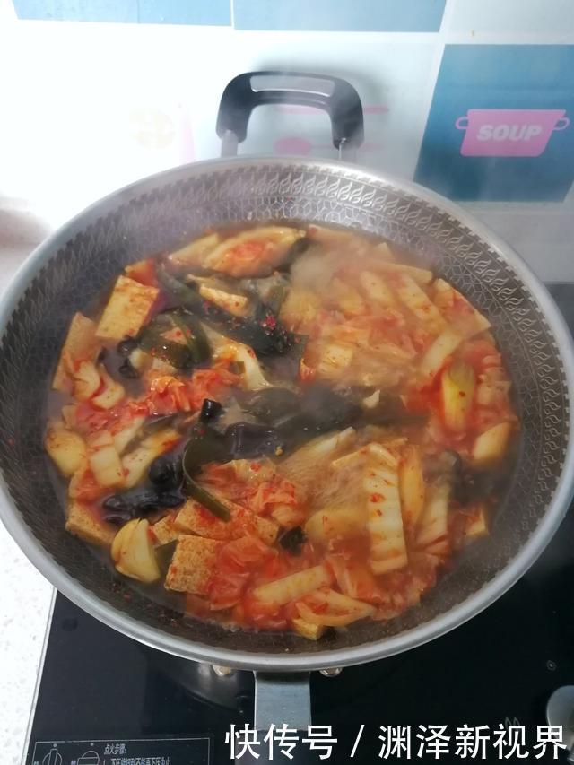 老婆偷懒没炒菜,十几样蔬菜一锅烩,丈夫孩子却说吃得太过瘾了