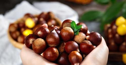 原来给板栗开口很简单，只需要多加1个瓶盖，简单快速还不伤手！