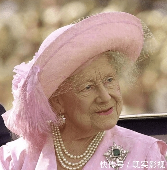 优雅|戴对胸针的卡米拉好美,一枚简约的祖母绿胸针,映衬的她优雅大气