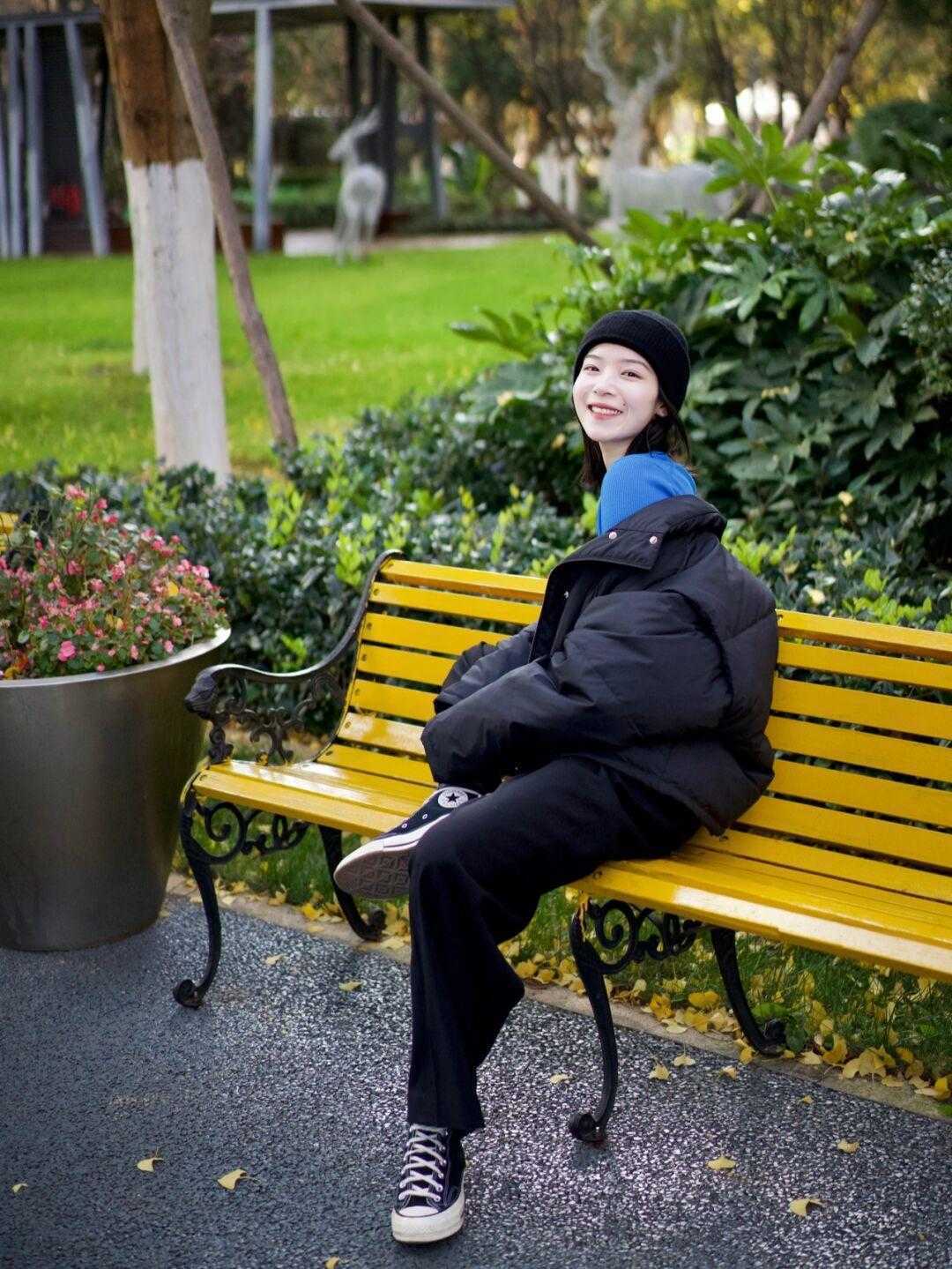 羽绒服 爱美的女人穿羽绒服不配打底裤,这些裤子更时髦个性,你有几条?