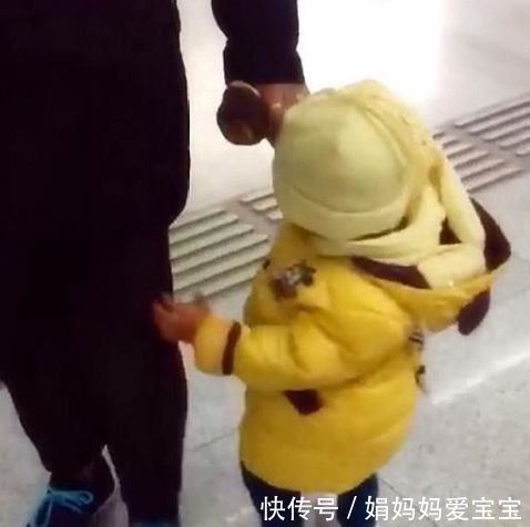 小情人|爸爸带小情人出门逛街,引路人围观!网友:爸爸带娃,活着就行!