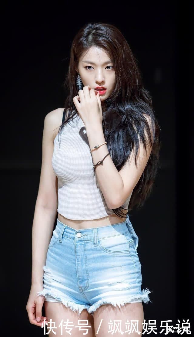 美女 清纯阳光的时尚美女,白色背心搭配蓝色牛仔短裤,展现青春活力感