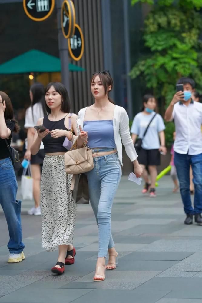 白色时尚开衫，搭配天蓝色修身牛仔裤，穿出轻熟范的优雅与精致