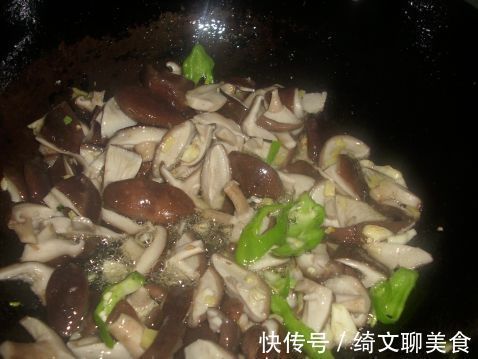 生味儿|炒香菇时，别只知道焯水！再加这一步，香菇嫩滑好吃，没有生味儿