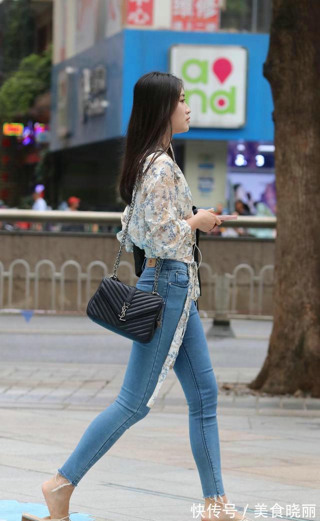 小姐姐|百搭的牛仔裤,配白色一字肩,清凉时尚又简约,美丽又大方