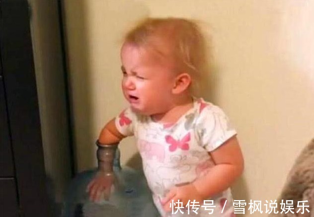卡住|宝宝手被水桶死死卡住,痛哭的向妈妈求救,结果却让人大笑起来