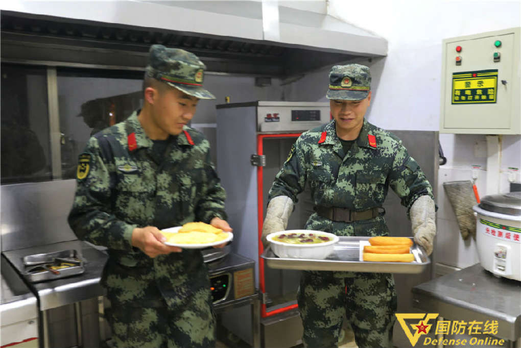 司务长|军营版“深夜食堂”：十点开餐，静候下哨的你