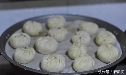 无论蒸馒头还是包子，发面只加酵母是大忌，多加3样，分分钟溢盆