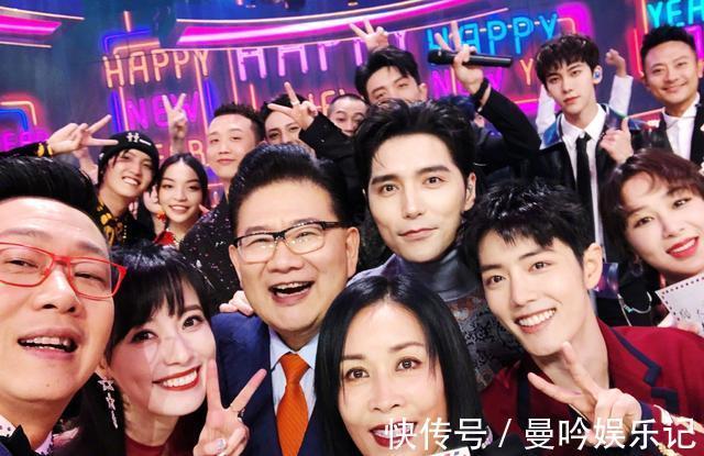 那英老师|东方卫视主持人晒幕后合影,肖战被众星包围,两边都是好搭档