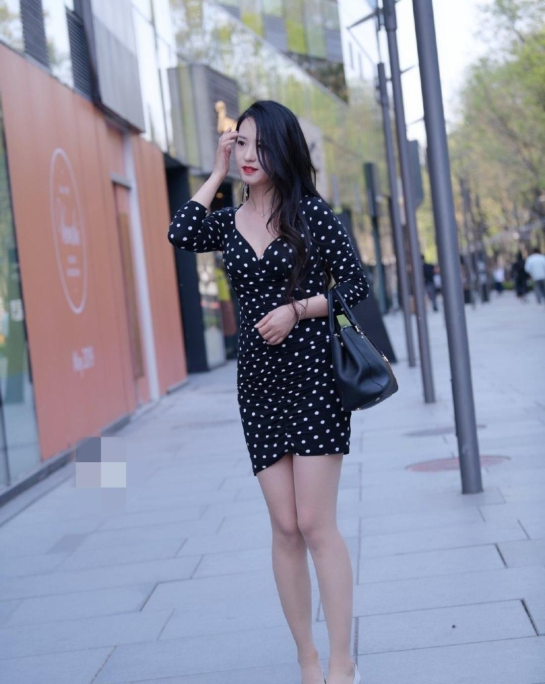 黑色波点包臀裙，时尚大气，简洁干练