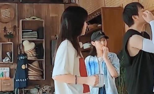 向往迎来大牌明星,何炅亲自出门迎接,黄磊做菜凭他的口味