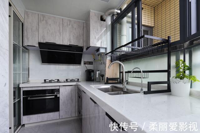 客厅|86㎡挤出三房，还有衣帽间！客厅贴满瓷砖，完工后很大气