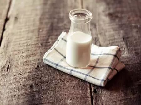 糖尿病|糖尿病这样喝牛奶,血糖稳定5.8,营养更全面,比吃药还强!