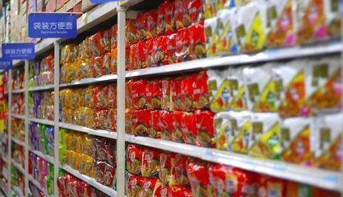 方便面|方便面桶装比袋装贵3块，获知贵到哪里后，我宁可买桶装的面