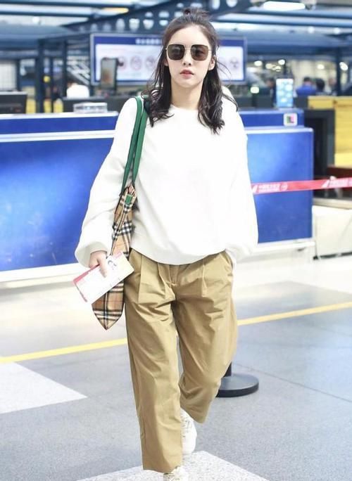 ?小黑裤不受宠了！今年最流行的裤子是“卡其裤”，谁穿谁好看！