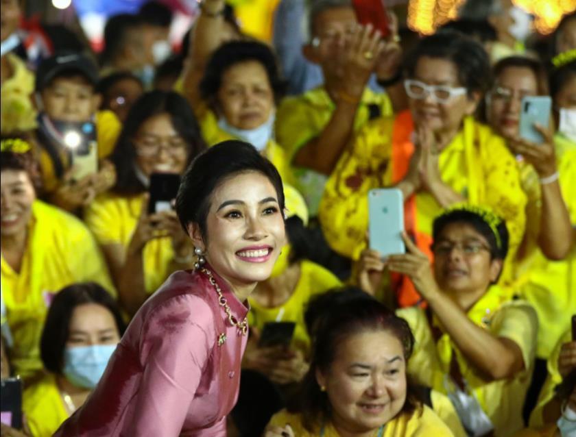 育坤|诗妮娜找到新靠山,佩戴原配红宝石项链炫耀,成功融入育坤家族