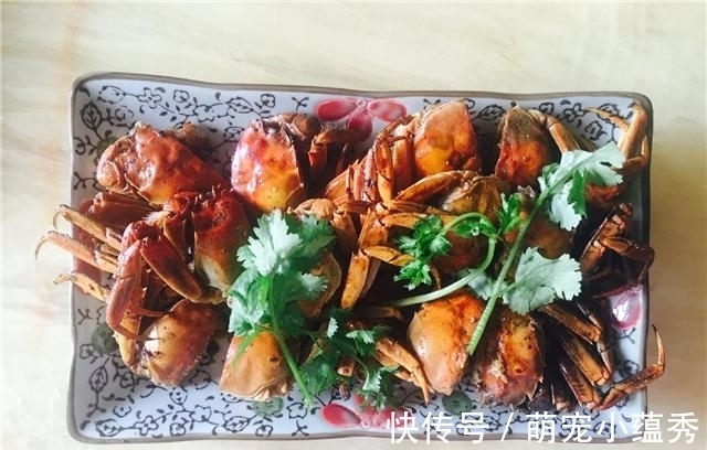 大热天请闺蜜来家里吃饭，我特意下厨招待，上桌后老公脸都黑了！