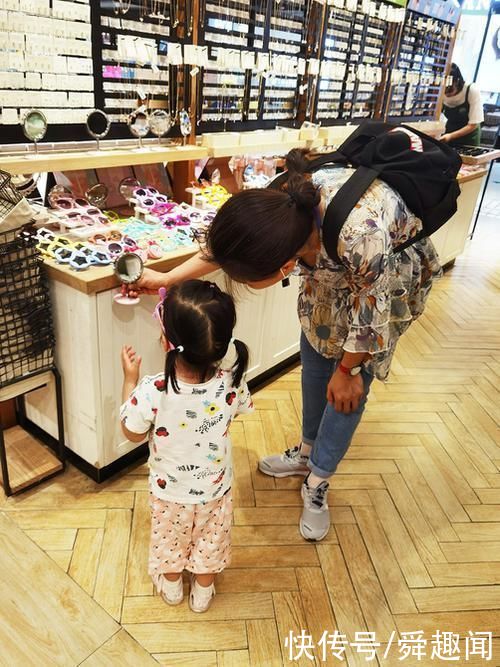 近视|6岁以下儿童不宜佩戴太阳镜,选镜别只图时尚,应认清UV400标识