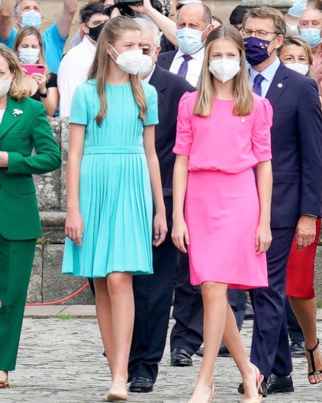 公主|西班牙公主莱昂诺尔真会穿,玫红色连衣裙青春靓丽,活泼可爱