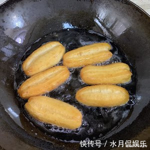 好学|早餐油条别再买了，这种做法简单又好学，炸出来的油条蓬松酥脆