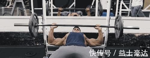 杠铃|动作幅度越大，胸肌中缝越深，几个方法打造沟壑般的胸肌中缝