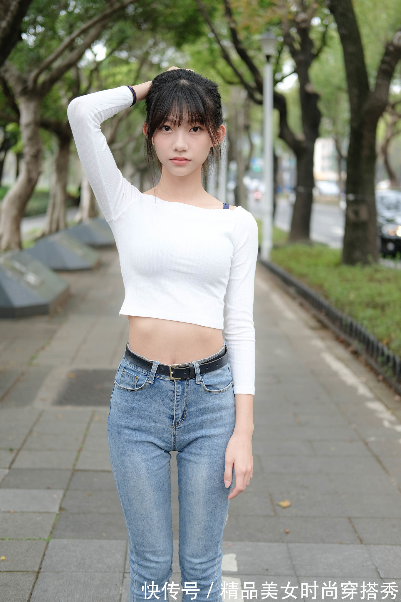 风格|白色针织衫搭配牛仔裤+平底鞋，整体的风格简约又休闲，清爽舒适