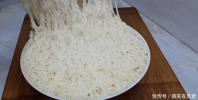 以后面粉就这样做,加3个鸡蛋,不用烤不用蒸,比蛋糕都香甜好吃