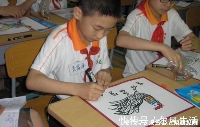 周妈妈|11个月宝宝竟然自己下床?防止自己摔疼的这操作:厉害了