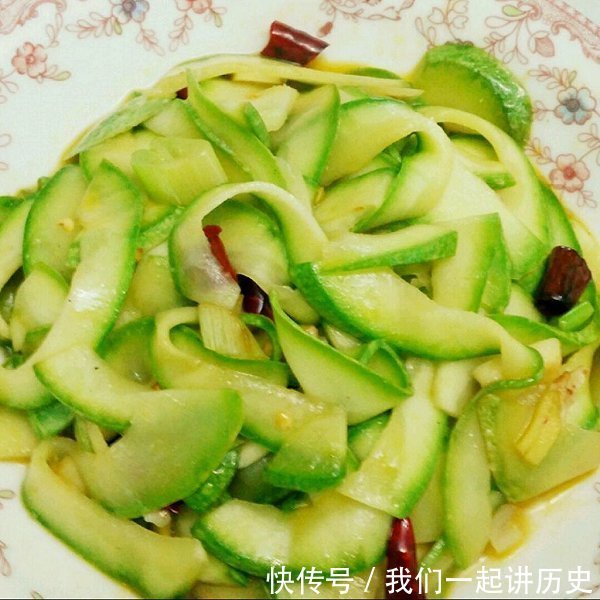 西葫芦也能自己在家做，美味好吃！味道不输餐馆，一顿3斤不够吃