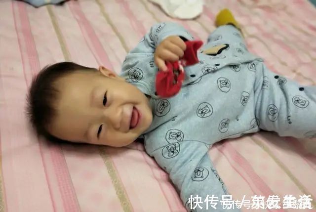 满床|宝宝睡觉总“满床滚”,可能带娃方式不太对,3个问题家长要上心