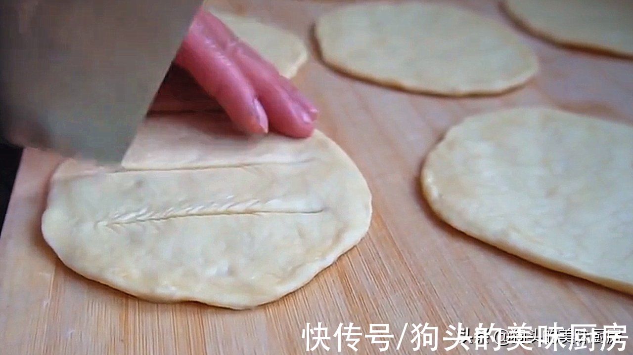 1碗面粉1个鸡蛋能做的油饼，外皮酥脆，内部蓬松，比油条还好吃