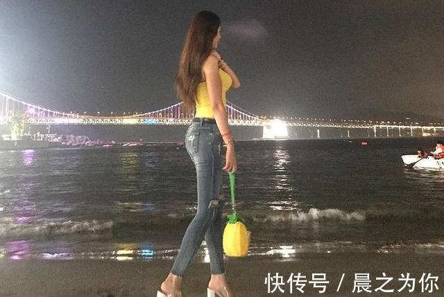 紧身牛仔裤 身材完美的牛仔裤美女,魅力无限,尽显高挑的身材