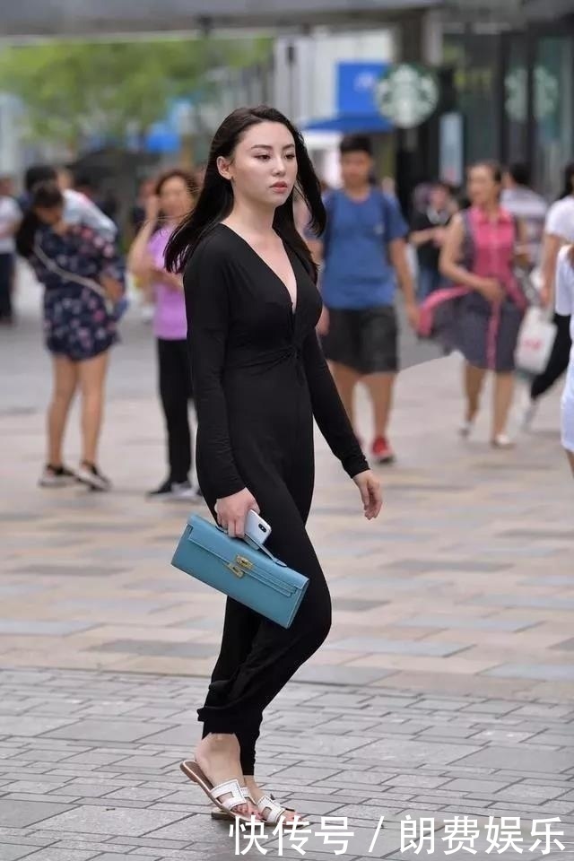 街拍黑色连体长裤小姐姐， 柳娇花媚， 袅袅婷婷，穿出职业风