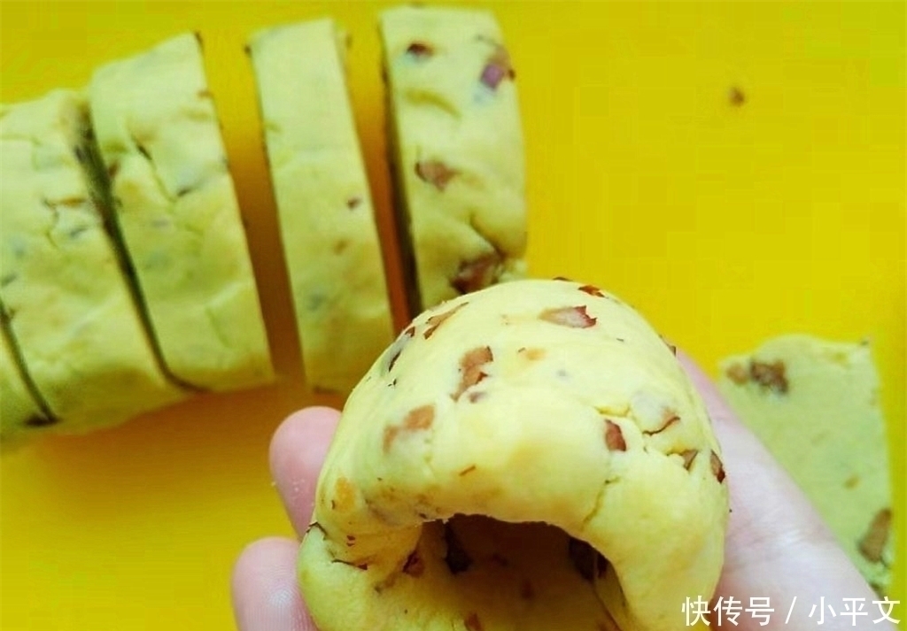 红枣碎|玉米面最好吃的做法，加1把红枣，捏一捏，出锅大人孩子抢着吃