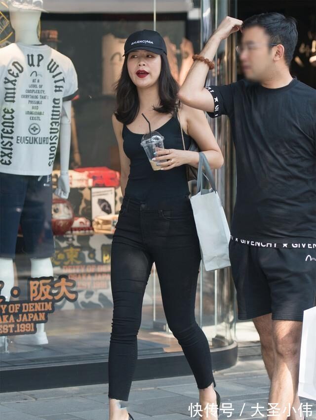 韩版|美女街拍:黑色性感吊带搭配黑色性感打底裤,最佳造型,穿搭变得很轻快