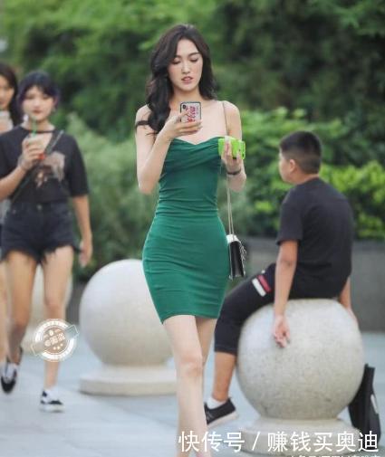 墨绿色抹胸连衣裙搭配黑色单肩包,修身大气,时尚高贵