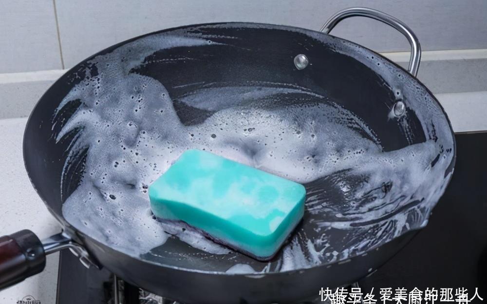 新铁锅千万别直接用火烧,教你正确开锅方法,铁锅不粘也不生锈