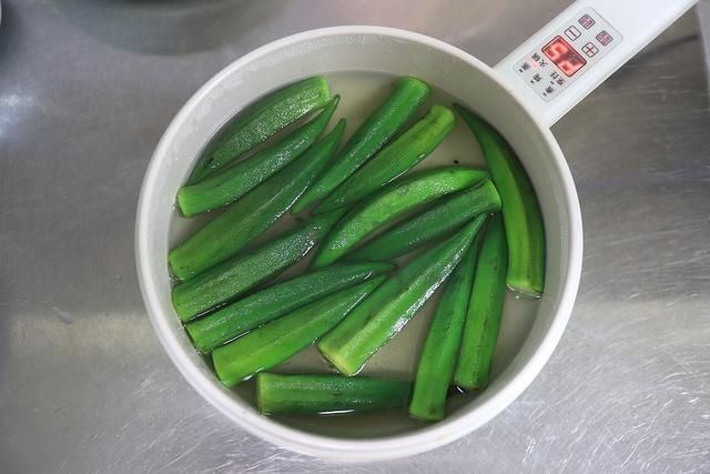 凉拌|秋葵别老凉拌了,和这2种菜同炒倍儿下饭,脆嫩鲜香有滋味