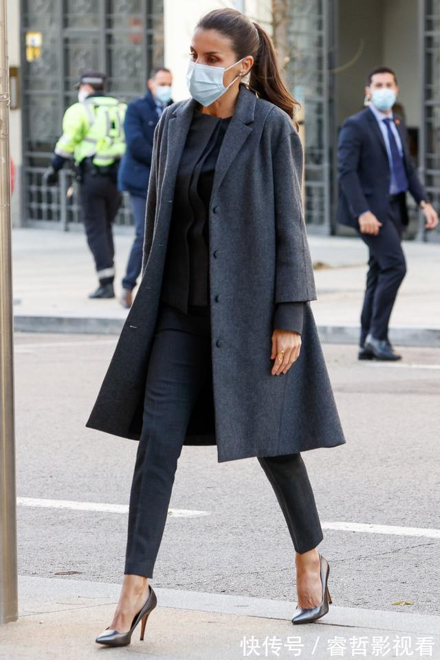 深色 降温怎么穿搭?西班牙王后抗冻有一套,时尚并不意味着一定露腿