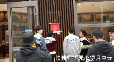 鞏立姣|《跑男團(tuán)》蘭州錄制,沙溢大方請(qǐng)市民吃牛肉面,網(wǎng)友玩游戲輸了