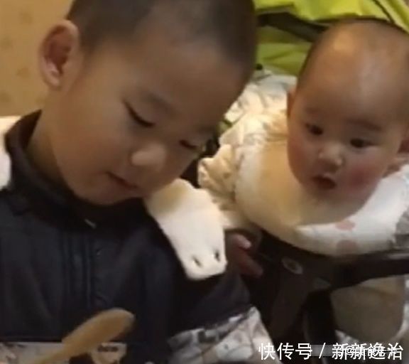 饭碗|7个月的宝宝看到哥哥吃饭,馋得快要流口水,小“表情帝”诞生了